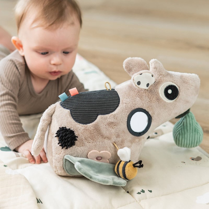 Baba hasalós helyzetben a Done by Deer Dotti foglalkoztató babatükör előtt
